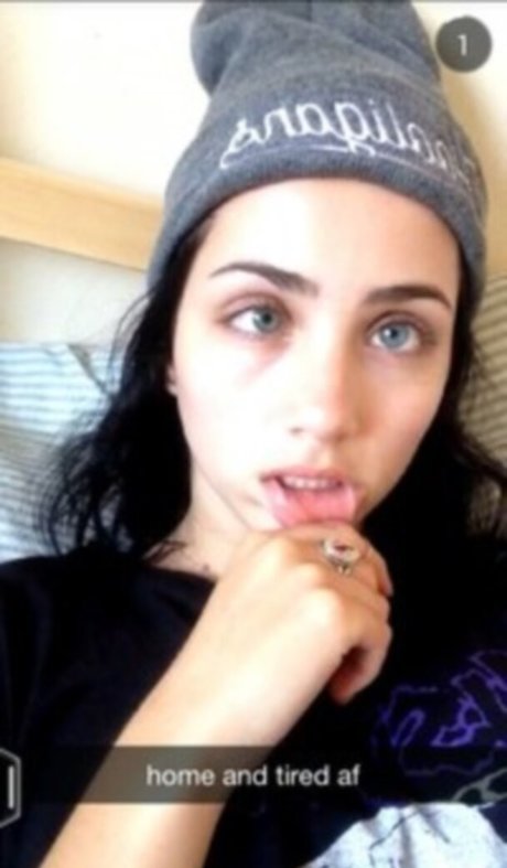 Emily Rudd nackt perfekte archiv