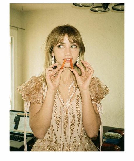 Emily Rudd nackt erwachsene bild