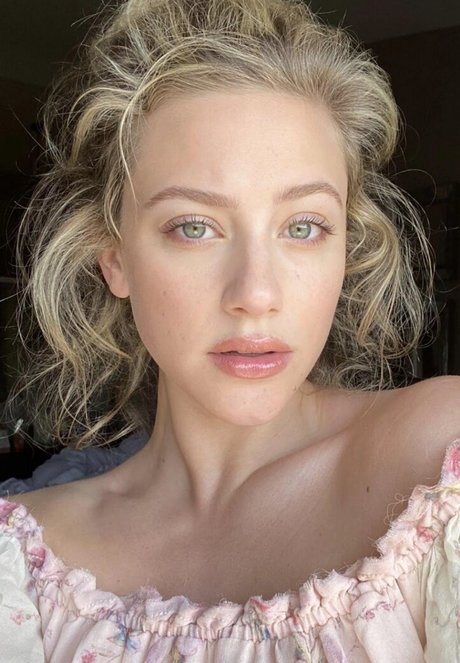 Lili Reinhart kunst beste fotos