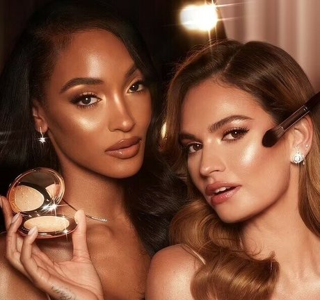 Lily James top nackte foto