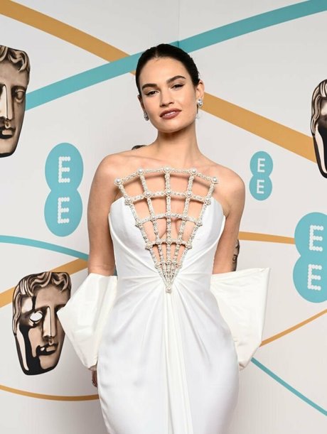 Lily James exklusive nacktheit bilder