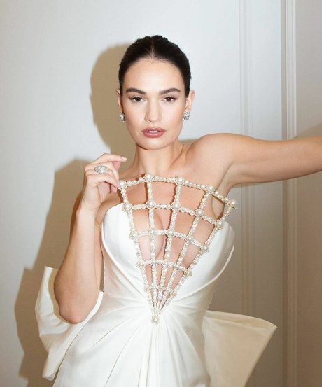 Lily James xxx hübsche bild