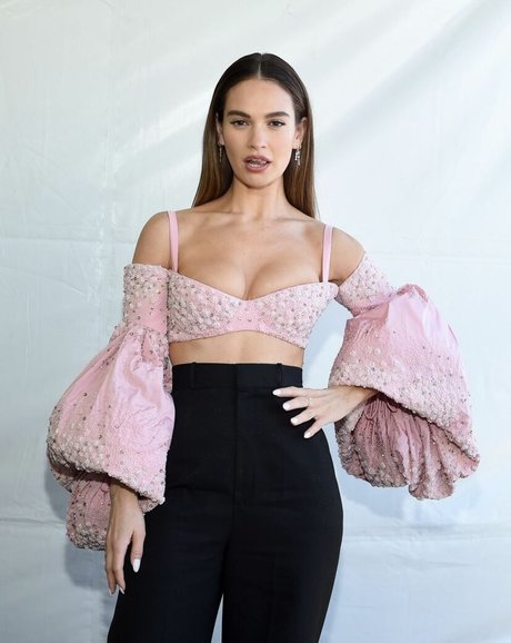 Lily James heiße porno bild