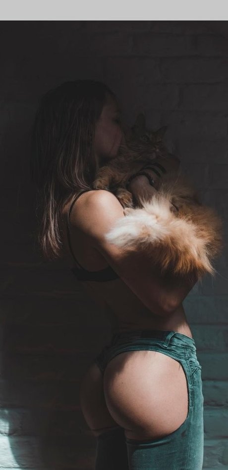 Aline Dessine perfekte pornografische fotos