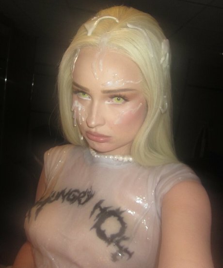 Kim Petras sexy kunst galerien