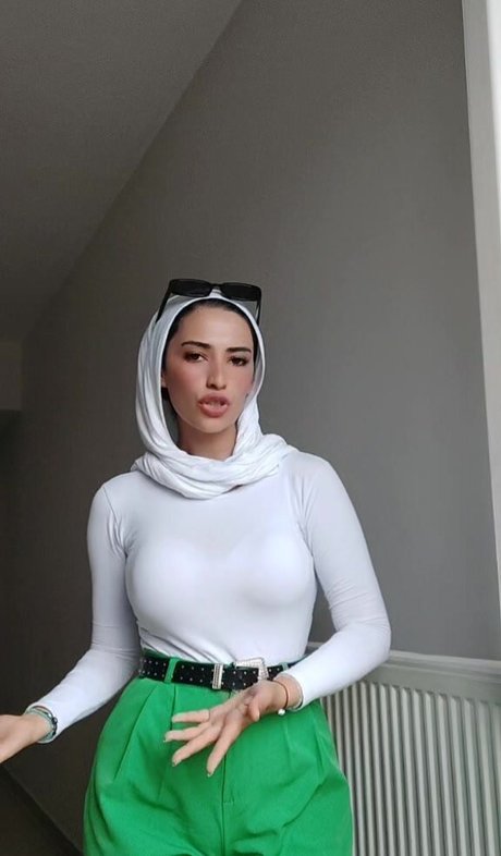 ggulumss schauspielerin kunst galerien