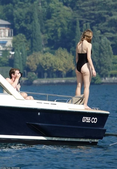 Joey King model top bilder