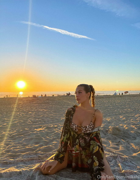 mikahl exklusive nacktheit bild