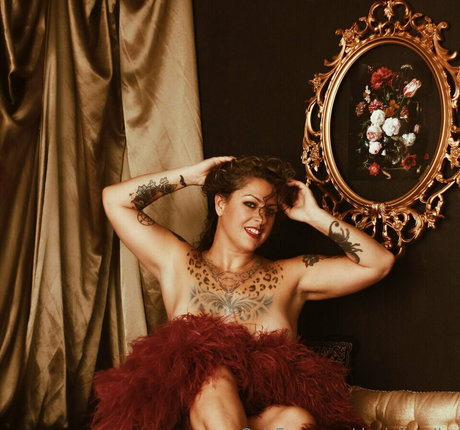 weibliche zwerg-onlyfans kunst akt galerien