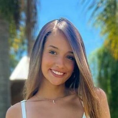 Agos Nisi erotische nackten fotos