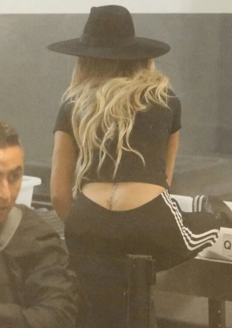 Buttcracks model akt fotos