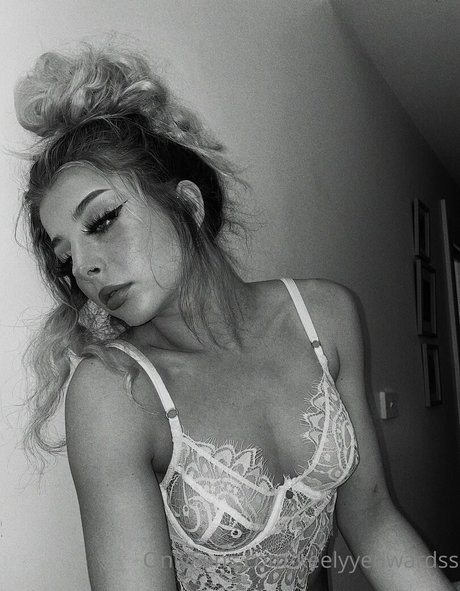 keelyyedwardss kunst sexy galerie