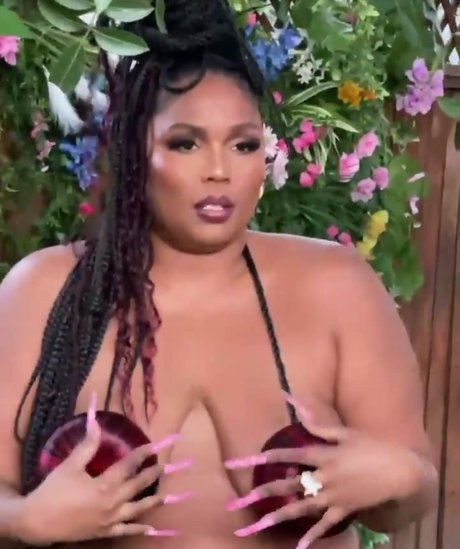 Lizzo nackt hübsche fotos