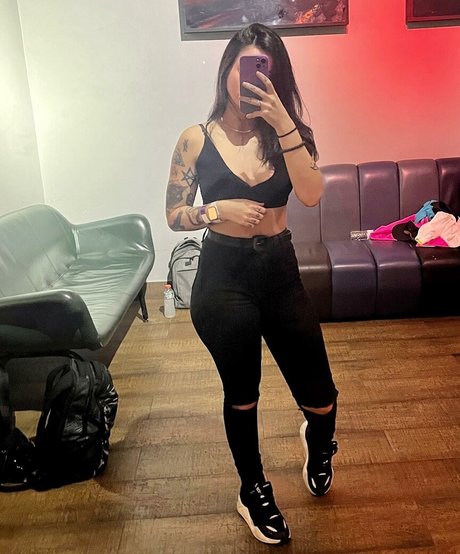 sportliche blonde onlyfans exklusive erotische bild