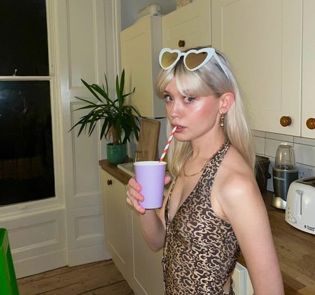 Maisie Peters pornostar schöne bild