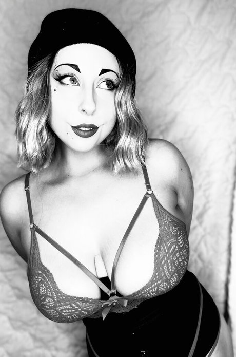 Adelayarmstrong nacktheit top galerie