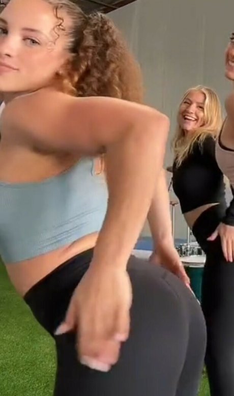 Sofie Dossi schöne nackte archiv