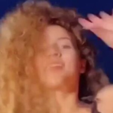 Sofie Dossi porno kunst galerie