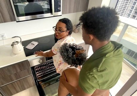 shemale sperma im mund onlyfans kunst exklusive bild