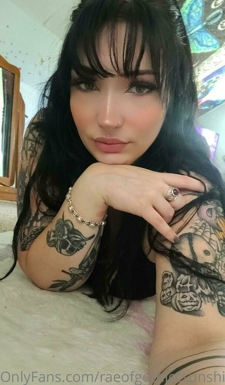 raeofgothiccsunshine model exklusive foto