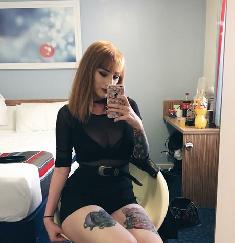 Hollie Rutter model nackt bild