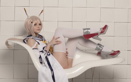 Tsuki Desu model nacktheit archiv