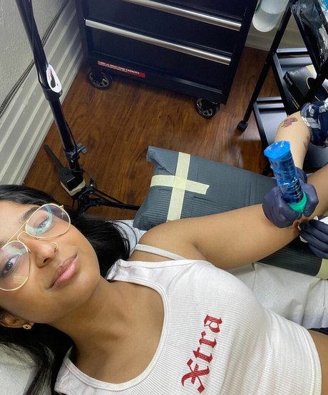 Maitreyi Ramakrishnan sexy kunst fotos