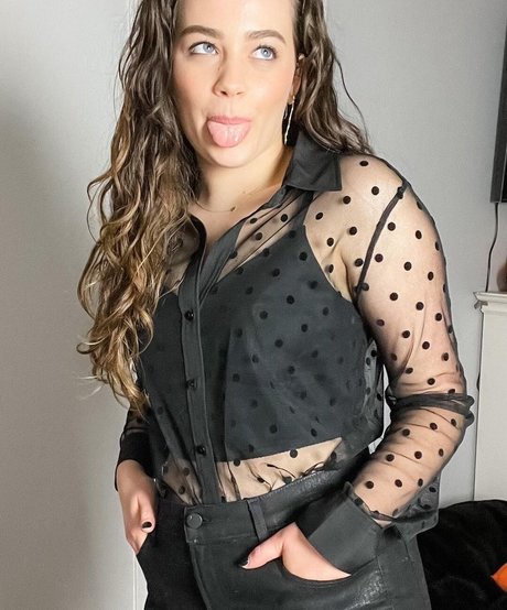 Mary Mouser kostenlose heiße galerie