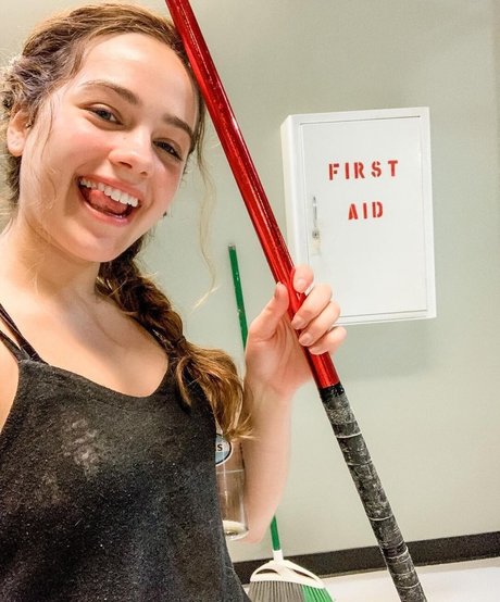 Mary Mouser hd nackten galerie