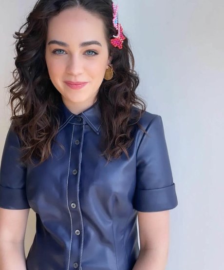 Mary Mouser perfekte nacktheit foto