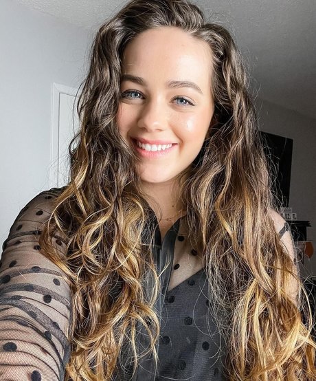 Mary Mouser nette fotos
