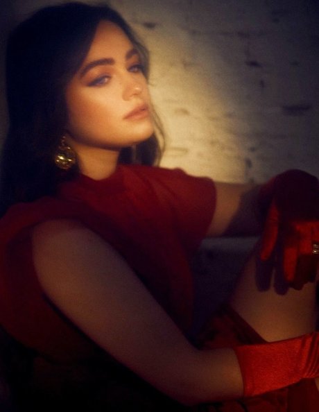 Mary Mouser schöne sexy bild