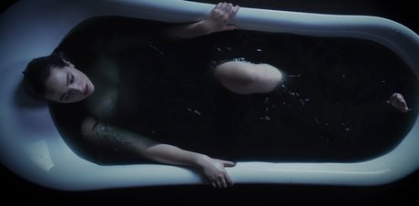 Mary Mouser sexy nackte bild