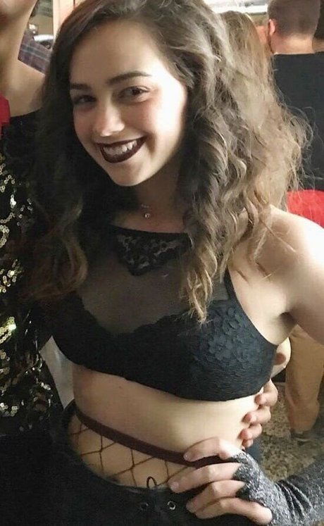 Mary Mouser heiße akt foto