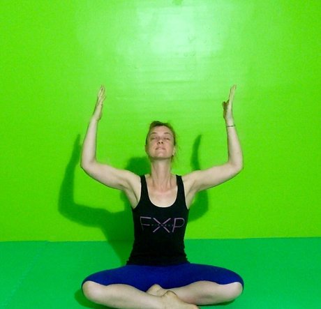 yogadommed schauspielerin akt fotos