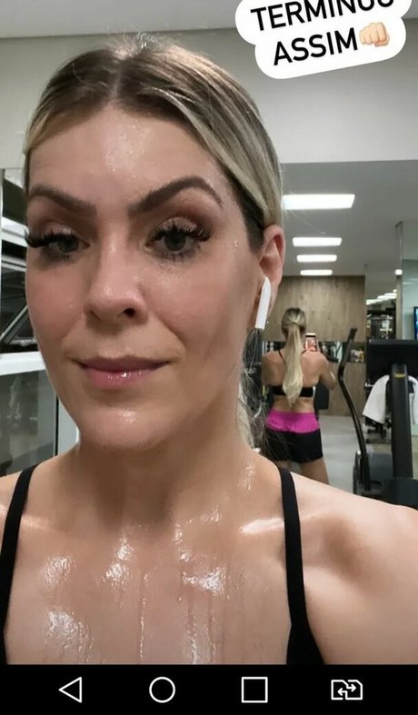 Renata Fan nackt sexy foto