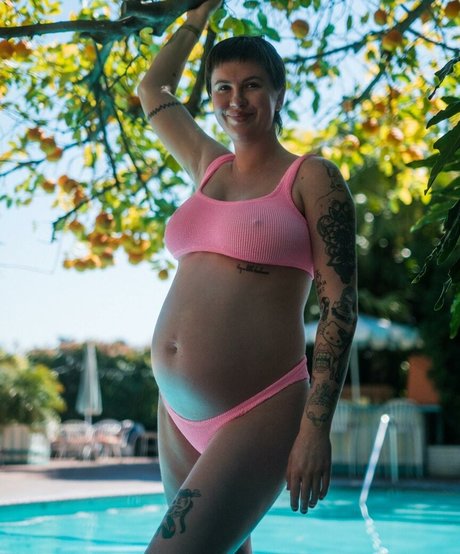 Ireland Baldwin model nackt foto