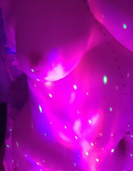 saatane hübsche nackte archiv