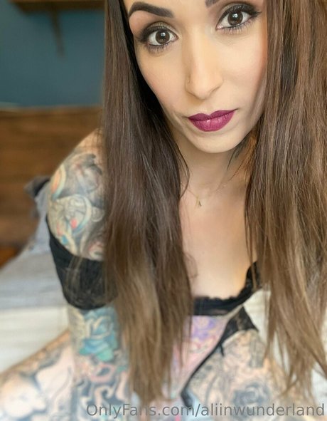 aliinwunderland top nackte bild