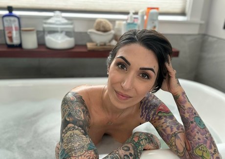 aliinwunderland perfekte nackte foto