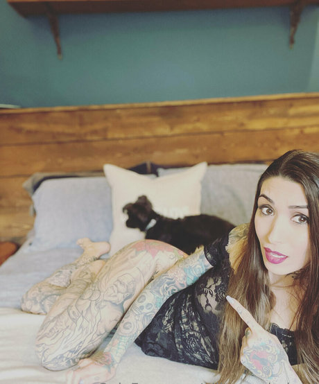 aliinwunderland erwachsene nackt foto