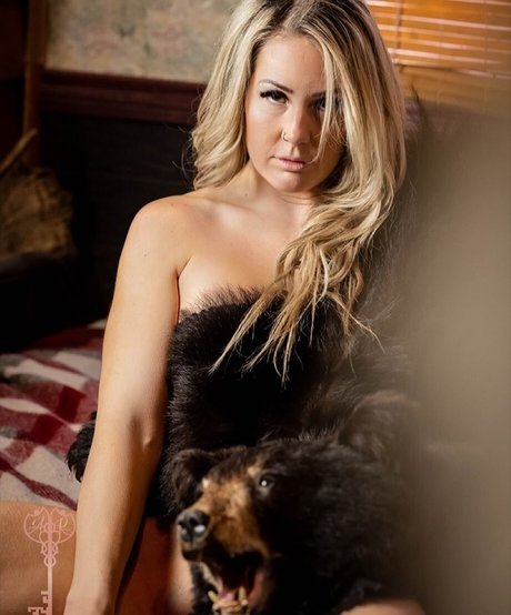 Kylie J Beech erotische bild