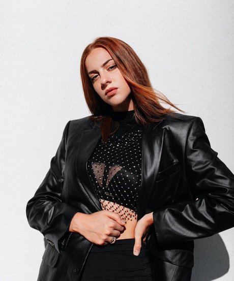 Tati Bruening model top foto