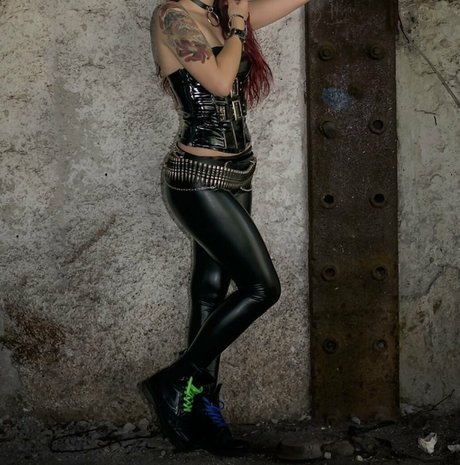 hollyhellfree erwachsene schöne bild