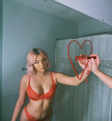 sportliche blonde onlyfans exklusive kunst bilder