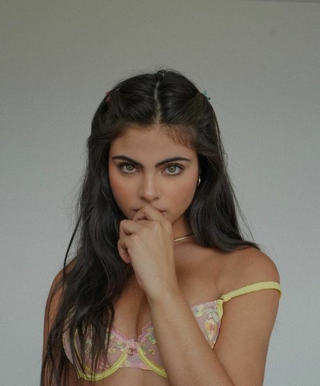 Sara Orrego model kunst archiv