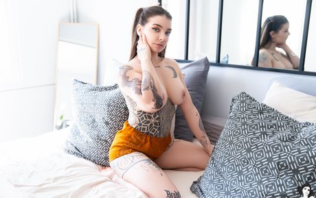 Pia Lora xxx kunst galerie