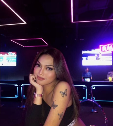 Ariana Tashne exklusive porno bilder