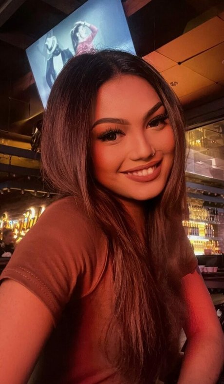 Ariana Tashne exklusive akt foto