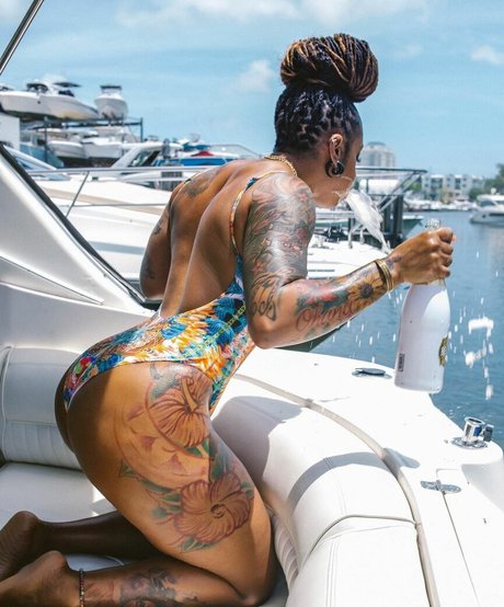 ItsJustRocky hd nacktheit fotos